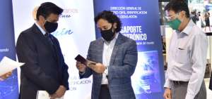 Registro Civil emiti&oacute; primer pasaporte electr&oacute;nico en Guayaquil