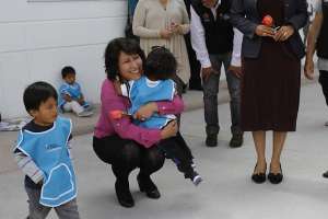 La ministra Betty Tola invit&oacute; a los padres cambiar  formas agresivas del trato por la de ternura con abrazos. Fotos: Cortes&iacute;a