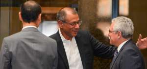 Los representantes de los tres consorcios petroleros firmaron el contrato con el vicepresidente Jorge Glas.