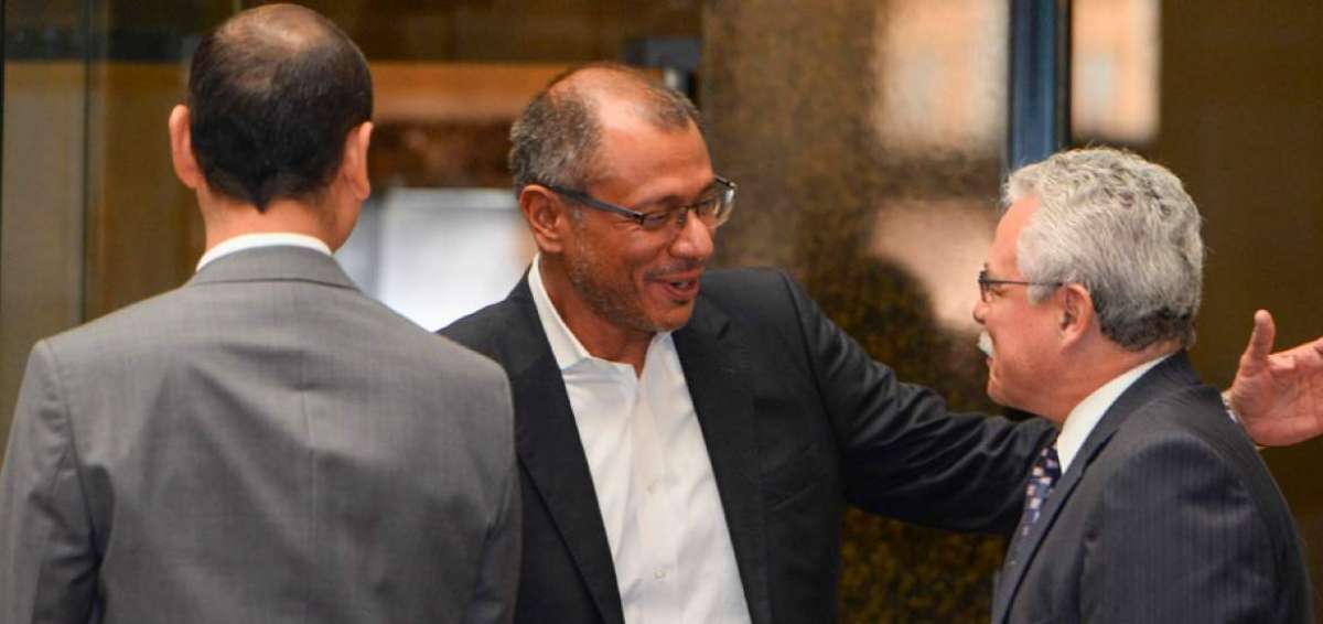 Los representantes de los tres consorcios petroleros firmaron el contrato con el vicepresidente Jorge Glas.