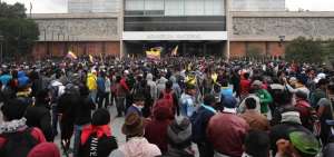 Manifestantes ind&iacute;genas toman este martes el edificio de la Asamblea Nacional de Quito (Ecuador).