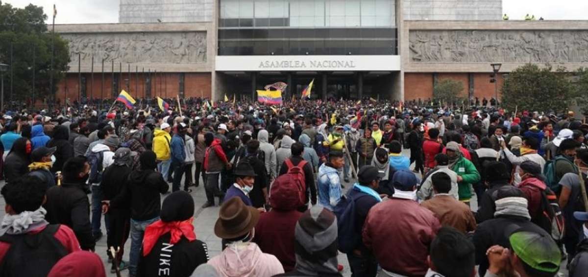 Manifestantes ind&iacute;genas toman este martes el edificio de la Asamblea Nacional de Quito (Ecuador).