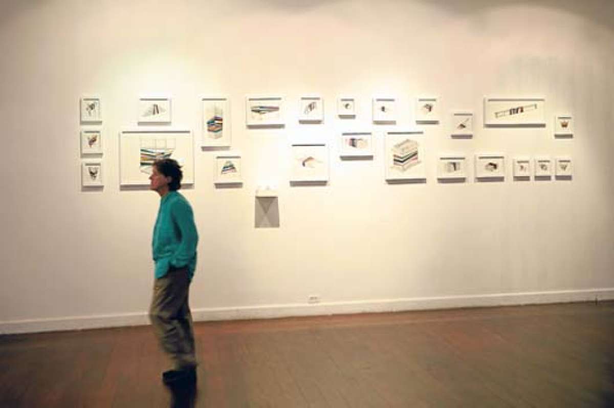 Mano de Obra, cuadros trabajados con dibujos y cintas retrorreflectivas, son parte de la serie que expone Gavilanes en el Museo Municipal. Foto: William Orellana.
