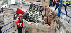 El veh&iacute;culo pesado se impact&oacute; contra la casa.