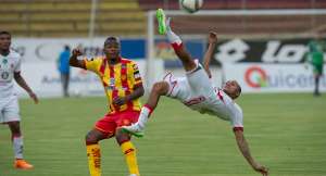 El defensa Jorge Folleco (der.), de Mushuc Runa, rechaza el bal&oacute;n ante la presencia del volante &Aacute;lex Bola&ntilde;os, de Aucas, durante el juego en el estadio del sur. Foto: Fernando Sandoval / El Tel&eacute;grafo
