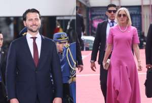 Niels Olsen lució un traje sobrio y Anabella Azín lució un color vivo. 