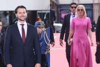 Niels Olsen lució un traje sobrio y Anabella Azín lució un color vivo. 