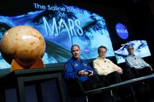 Los principales de la agencia espacial estadounidense anunciaron el pasado lunes el hallazgo de residuos de agua l&iacute;quida en el planeta rojo. Foto: AFP