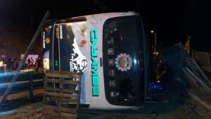 Volcamiento de un bus deja 3 personas fallecidas en Quito