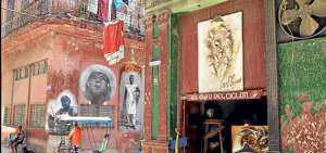 Artistas cubanos aseguran que trabajar desde sus casas es una manera de acercar al pintor con el p&uacute;blico que consume arte. Foto: Internet