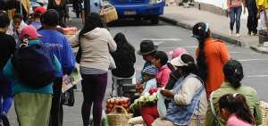 En la calle Rocafuerte, centro de Quito, al igual que en otros puntos de la ciudad, la venta informal se toma las calles y veredas con diversos productos.