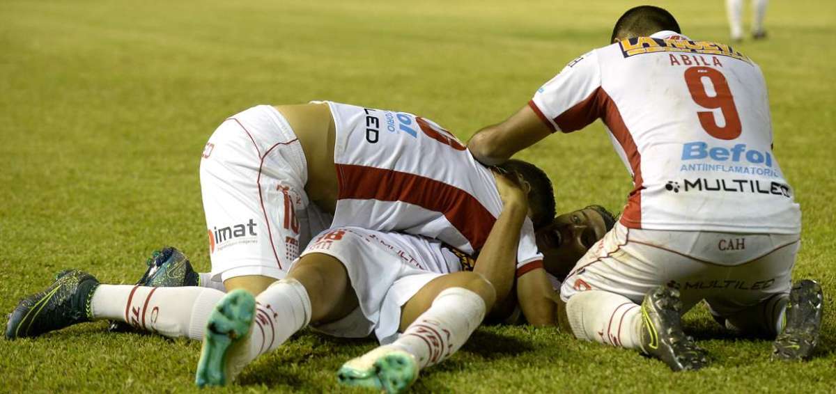Jugadores de Hurac&aacute;n festejan la clasificaci&oacute;n. 