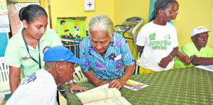 En la ma&ntilde;ana los adultos mayores practican la lectura y escritura en el centro ubicado en Cristo del Consuelo. Foto: William Orellana / El Tel&eacute;grafo