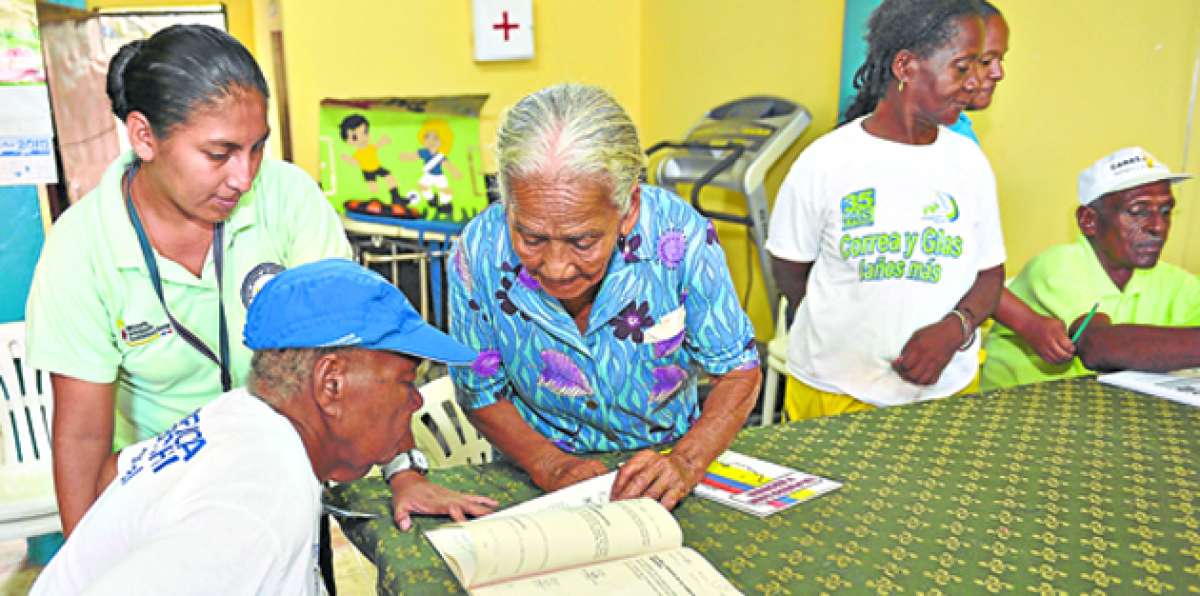 En la ma&ntilde;ana los adultos mayores practican la lectura y escritura en el centro ubicado en Cristo del Consuelo. Foto: William Orellana / El Tel&eacute;grafo