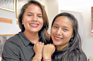 Zulema Azuero (der.) recibi&oacute; ayer en Guayaquil a su hermana Dom&eacute;nica, que estuvo 4 meses fuera del pa&iacute;s. Foto: Jos&eacute; Mor&aacute;n.