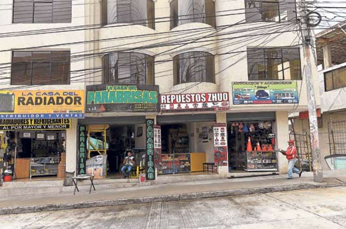 Los amantes del tuning encargan diferentes trabajos en los locales de la avenida Atahualpa. Foto: ROBERTO CHAVEZ |  El Tel&eacute;grafo