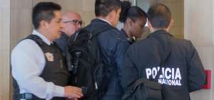 La fiscal Diana Salazar acompa&ntilde;ada de agentes policiales realiz&oacute; ayer diligencias en el octavo piso de la Torre A del edificio World Trade Center y en el Swissotel.
