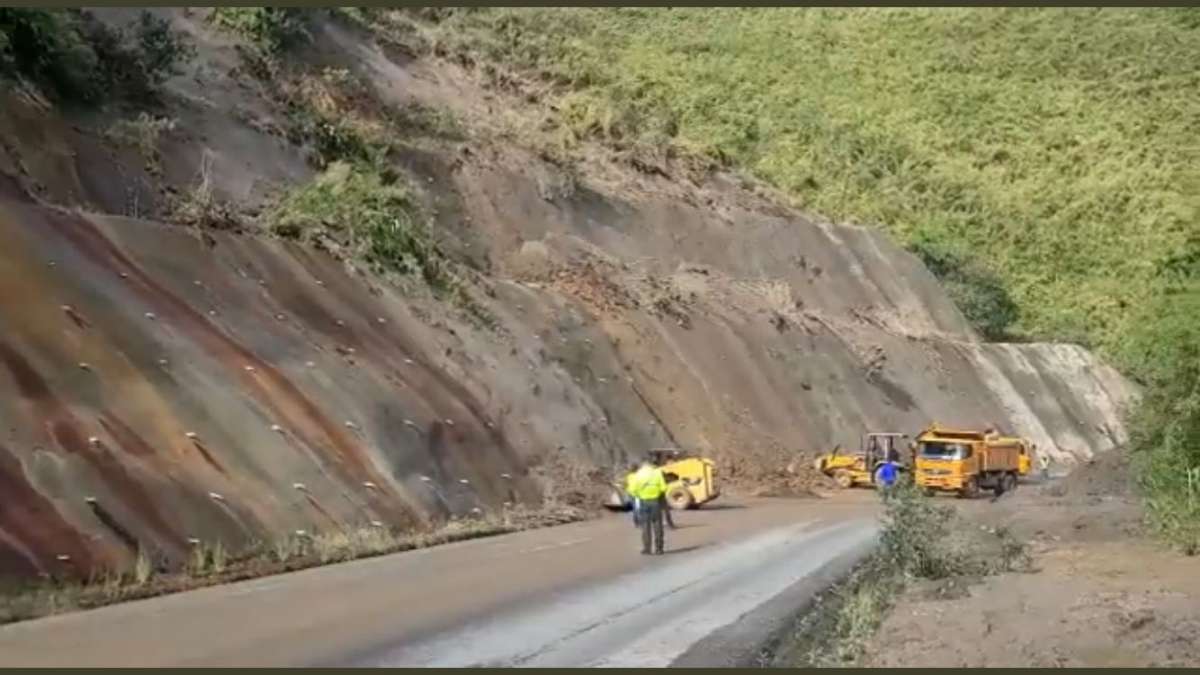 Se registran derrumbes en la vía Quito – Nanegalito