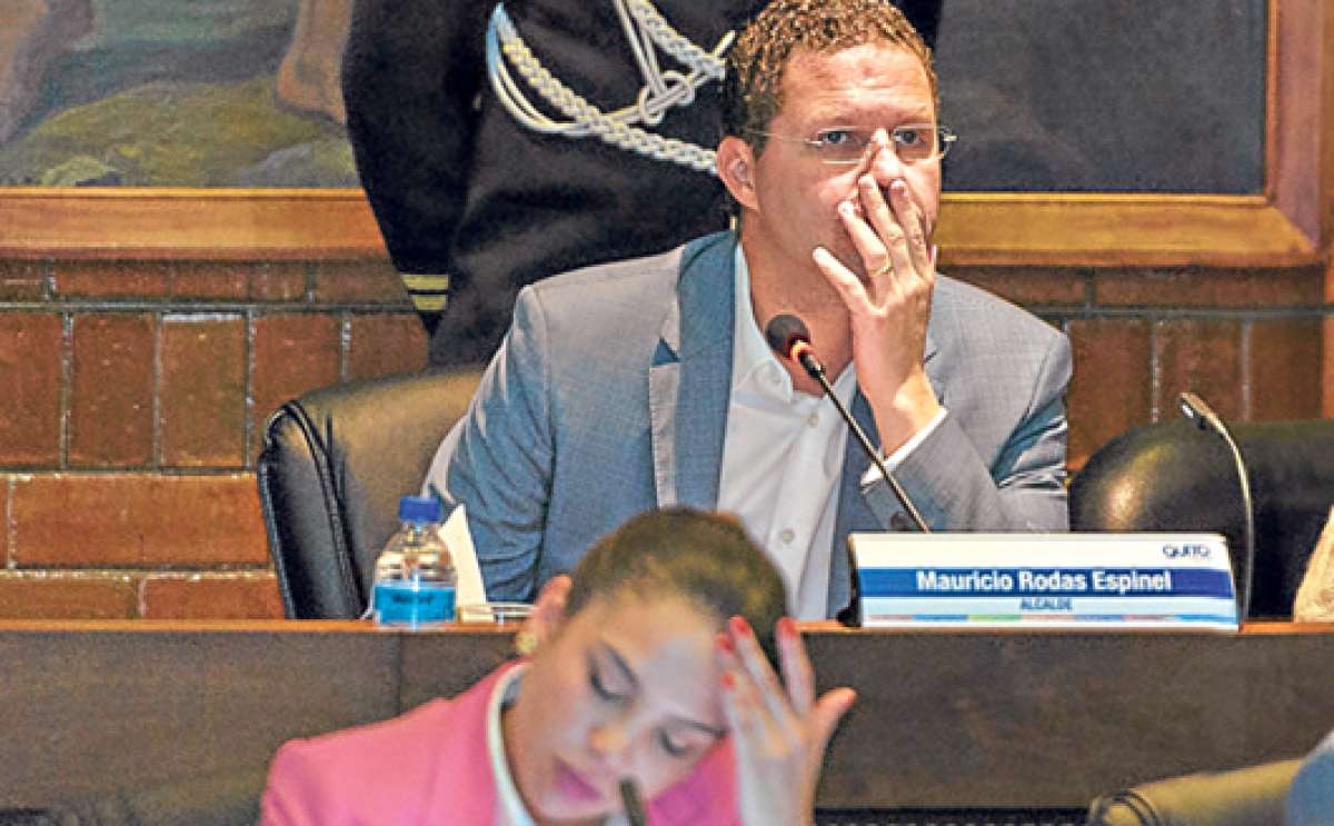 Durante la sesi&oacute;n del Concejo efectuada ayer, el alcalde Mauricio Rodas escuch&oacute; el informe del coordinador de la Agencia Metropolitana de Tr&aacute;nsito. Foto: Jhon Guevara/ El Tel&eacute;grafo.