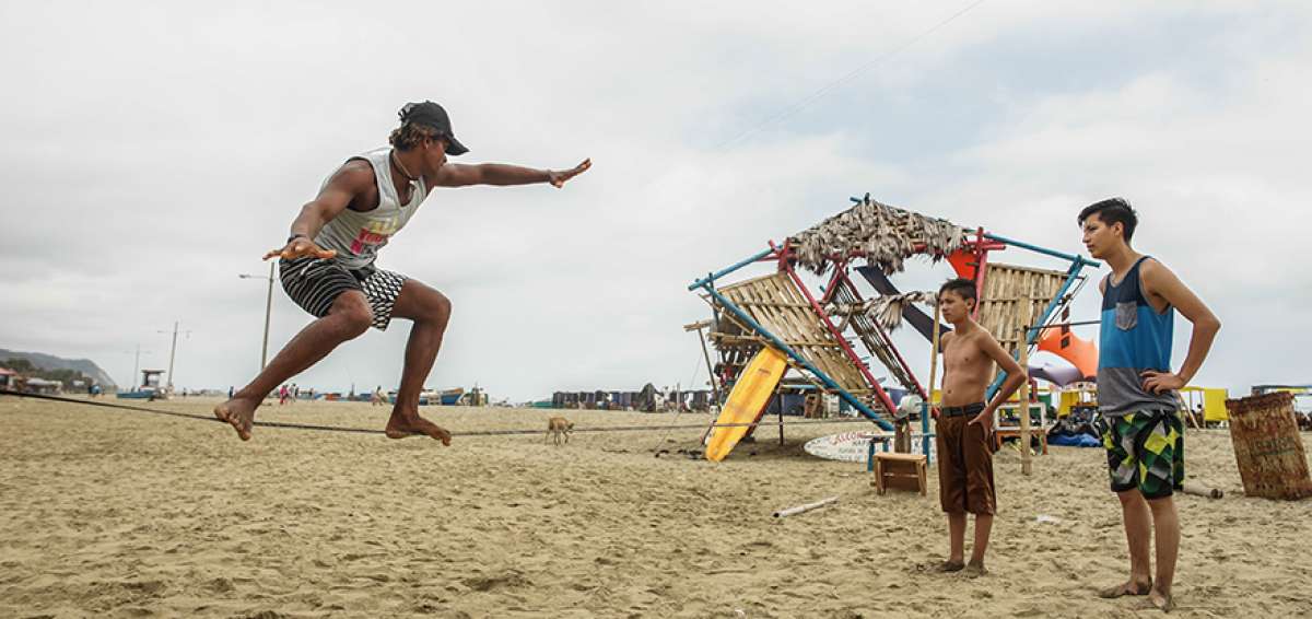 Dominar el slackline es el primer punto en las clases que da Manuel Nev&aacute;rez (i) en Canoa. Asegura que si el aprendiz no se puede parar en la tabla, no le cobra.