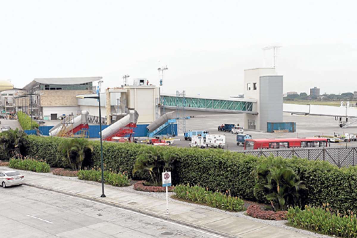 Los constructores trabajan en la fachada e interior de la nueva estructura ubicada en el lado sur del Aeropuerto Jos&eacute; Joaqu&iacute;n de Olmedo. Foto: Eduardo Escobar / El Tel&eacute;grafo