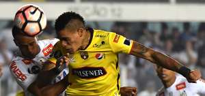 El delantero uruguayo Jonathan &Aacute;lvez (der.) disputa un bal&oacute;n a&eacute;reo con el colombiano Jonathan Copete, jugador del Santos de Brasil. 