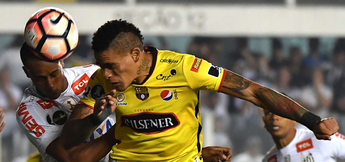 El delantero uruguayo Jonathan &Aacute;lvez (der.) disputa un bal&oacute;n a&eacute;reo con el colombiano Jonathan Copete, jugador del Santos de Brasil. 