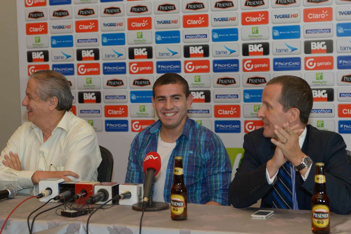 Mauro Fern&aacute;ndez (c.) lleg&oacute; esta tarde a Guayaquil y dialog&oacute; con los medios. Foto: Lilybeth Coloma/El Tel&eacute;grafo