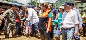 El presidente Correa 'maj&oacute; lodo' en su recorrido por las zonas afectadas
