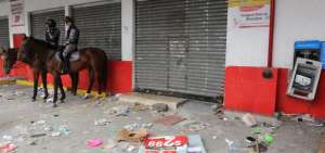 Polic&iacute;a montada est&aacute; en zona de saqueos en Guayaquil