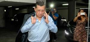 Carlos Villac&iacute;s, presidente de la FEF, a su salida de la Ecuaf&uacute;tbol.