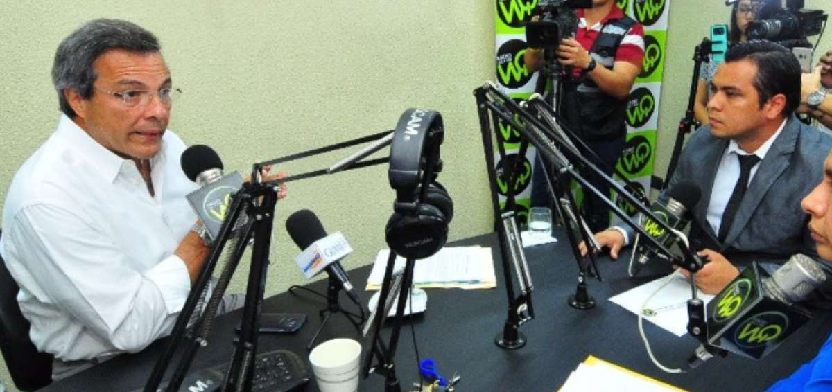 El prefecto del Guayas, Jimmy Jairala, durante una entrevista radial.