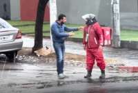 Una discusión entre un automovilista y un motorizado dio un giro inesperado cuando ambos decidieron resolver sus diferencias con un abrazo.
