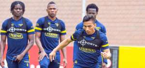 El volante de Emelec, &Aacute;ngel Mena (der.) golpea el bal&oacute;n durante una pr&aacute;ctica de la selecci&oacute;n, ante la mirada de Juan Carlos Paredes, &Aacute;lex Bola&ntilde;os y Luis Caicedo.