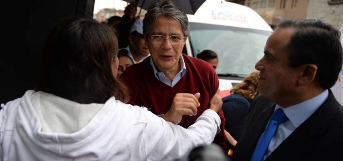Lasso recorri&oacute; las calles de Cuenca en medio de la lluvia