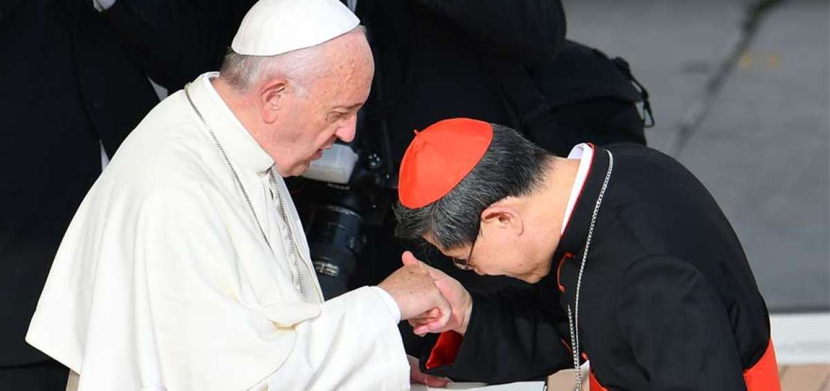 El papa Francisco saluda al obispo Luis Antonio Tagle, de Filipinas, despu&eacute;s de la celebraci&oacute;n del Jubileo y Paz en el Vaticano. 