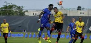 Roberto Ord&oacute;&ntilde;ez (azul) disputa el bal&oacute;n con Dar&iacute;o Aimar. 