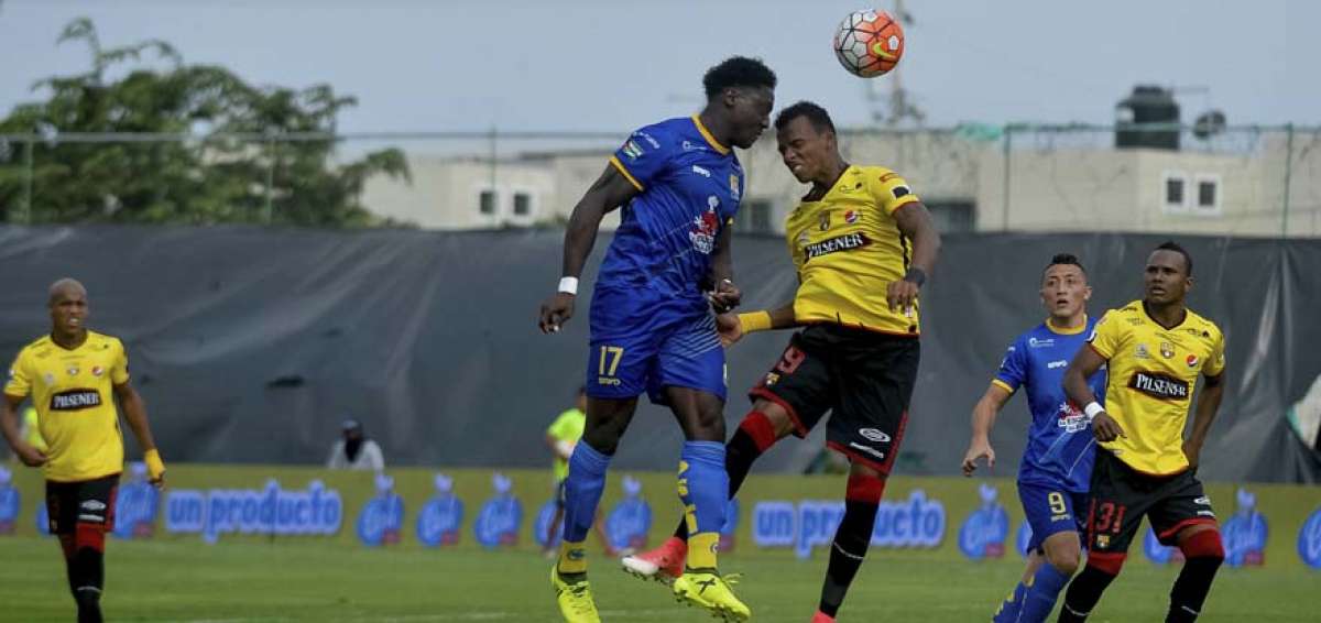 Roberto Ord&oacute;&ntilde;ez (azul) disputa el bal&oacute;n con Dar&iacute;o Aimar. 