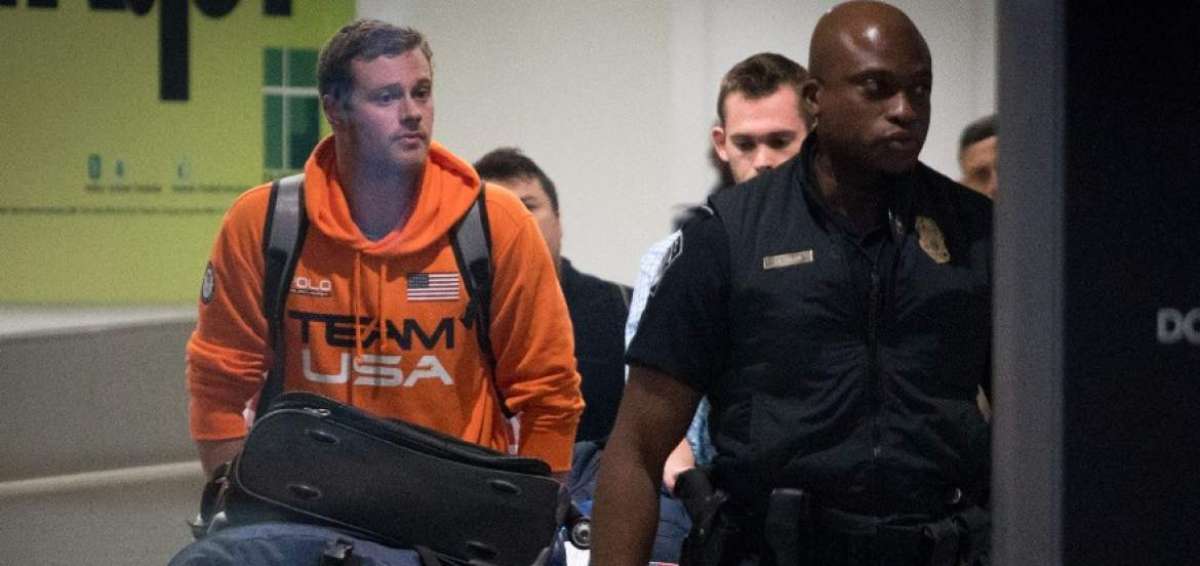 Nadador estadounidense Lochte pide perd&oacute;n por su conducta en R&iacute;o de Janeiro