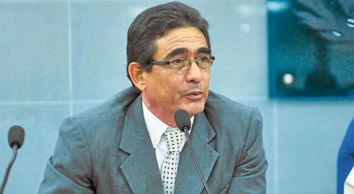 El concejal mantense Ra&uacute;l Trampuz destac&oacute; la participaci&oacute;n de Teodoro Cantos en el primer club de periodismo del colegio 5 de Junio. Foto: Rodolfo P&aacute;rraga / El Tel&eacute;grafo