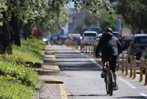 En el 2022 hubo 365 sancionados por quedarse parqueados en la ciclovía o personas en moto que invaden este carril para evitar el tránsito. 