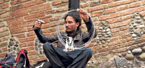 Este joven brasile&ntilde;o es muy h&aacute;bil para confeccionar artesan&iacute;as de alambre. Ha recorrido varios pa&iacute;ses de Am&eacute;rica del Sur y ahora est&aacute; en Cuenca.