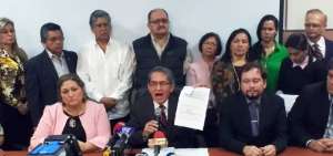 Durante su comparecencia, Galo Salcedo present&oacute; documentos entregados a la Fiscal&iacute;a, sobre la investigaci&oacute;n de los presuntos 127 t&iacute;tulos fraudulentos.