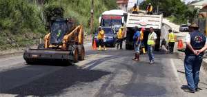 Las asociaciones de conservaci&oacute;n vial trabajan en el bacheo de la carretera que une los cantones de la parte alta de El Oro con la zona costera.