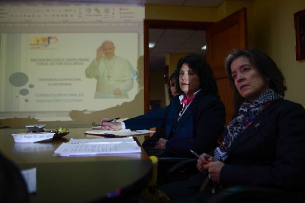Los coordinadores del equipo de voluntariado acuerdan detalles para la visita del Papa a la U.Cat&oacute;lica. Foto: Carina Acosta/ El Tel&eacute;grafo