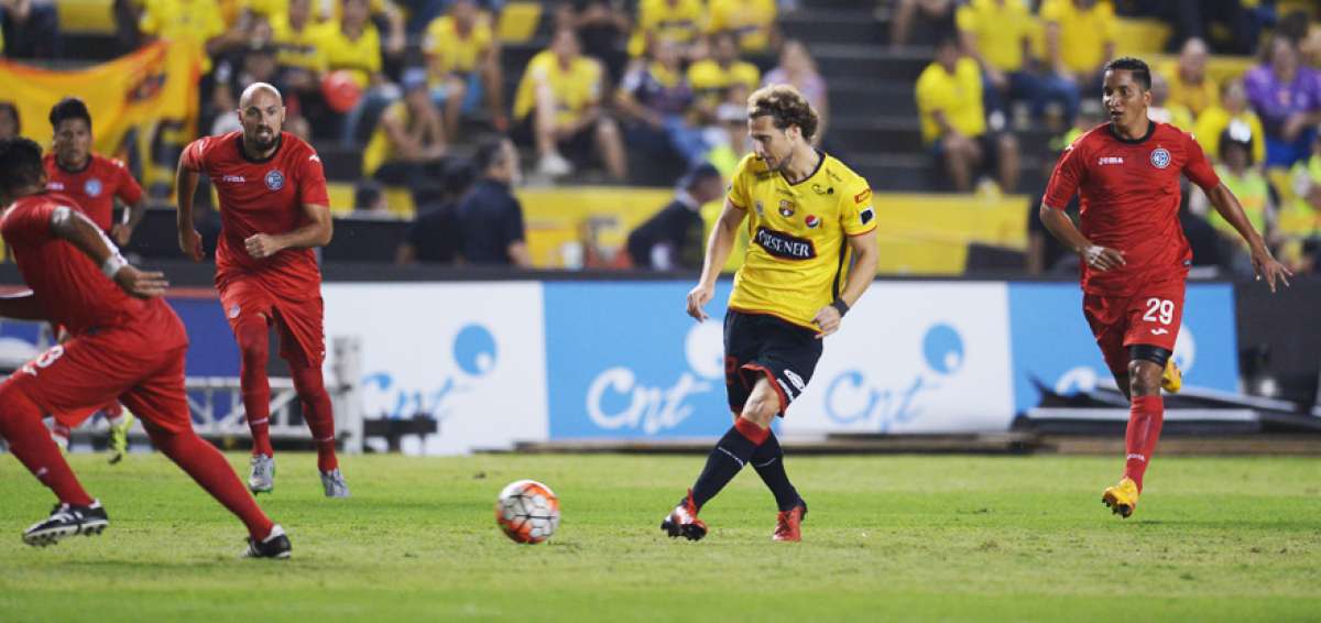 El delantero uruguayo utiliz&oacute; el 92 en el dorsal de su camiseta. A los 6 minutos, mediante un tiro libre, fue coautor del primer tanto del &Iacute;dolo.