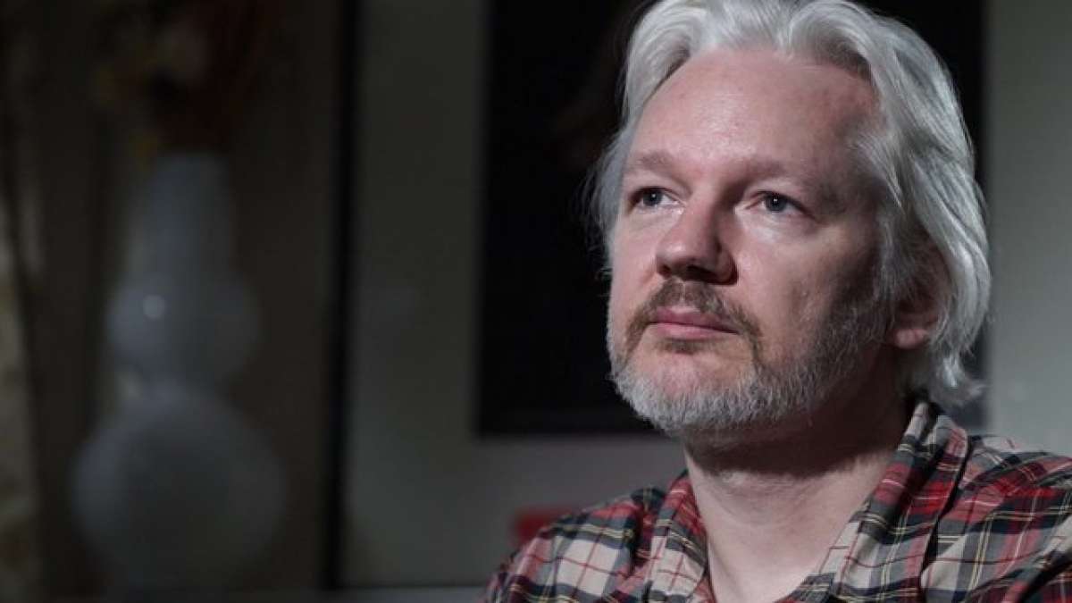 Assange acusa al presidente franc&eacute;s de "apu&ntilde;alarlo por la espalda"