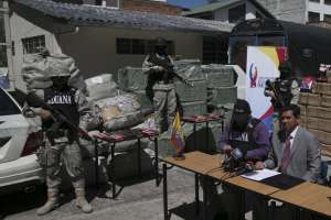 Autoridades del Senae detallaron c&oacute;mo se ejecut&oacute; el operativo de mercader&iacute;a de contrabando, almacenada al sur de Quito. Foto: Mario Egas / EL TEL&Eacute;GRAFO
