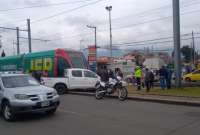 Una camioneta chocó contra el tranvía en Cuenca