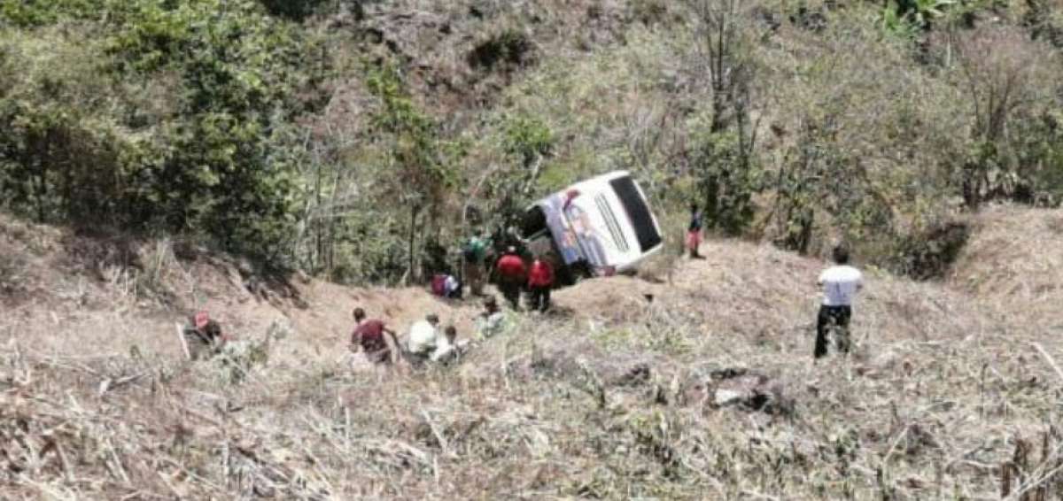 El bus involucrado en el accidente rod&oacute; cerca de 150 metros por la ladera.
